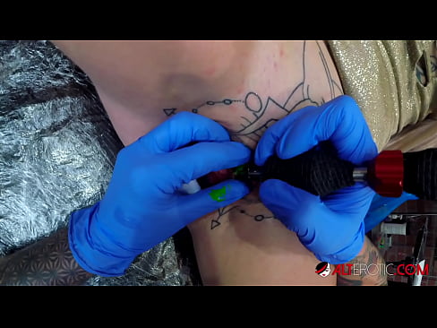 ❤️ Ekstrèmman tatoue hottie Sully Savage te fè yon tatoo sou klitoris li ❤️ Pornografi difisil nan nou ️❤